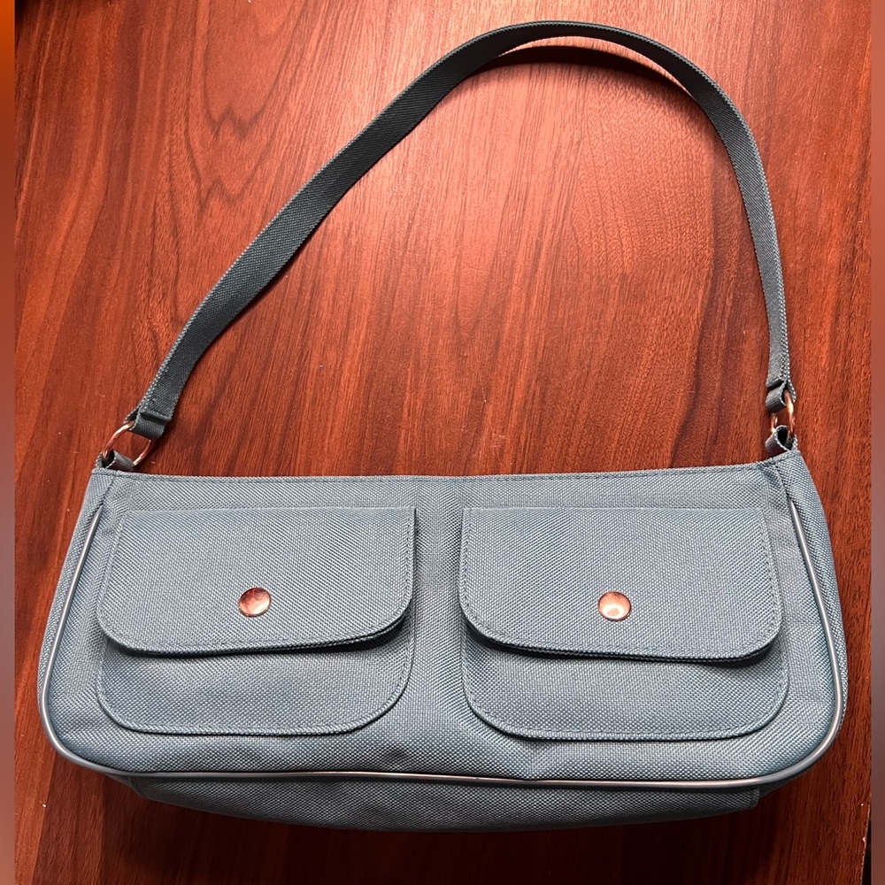 Adorable Victoria’s Secret Y2K shoulder bag.
